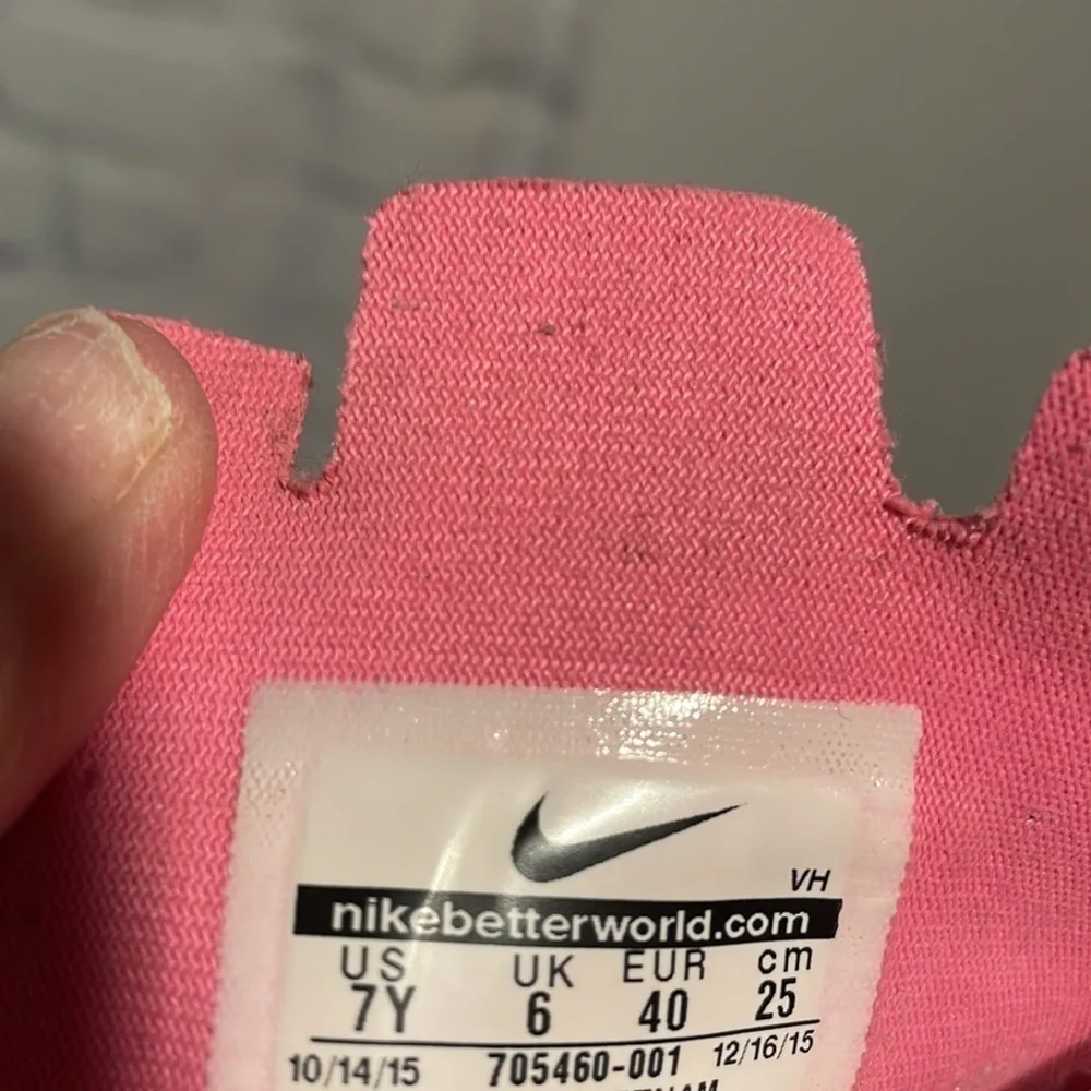 Nike Youth 7Y pink, and black Fury sneakers - Picture 6 of 6